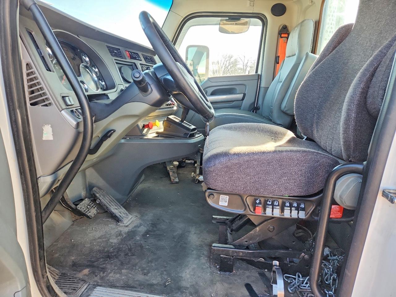 2016 Kenworth T680 Semi Truck
