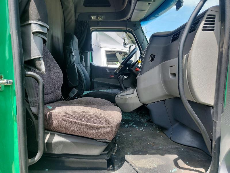 2016 Peterbilt 579 Semi Truck