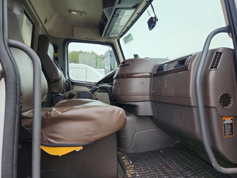 2016 Volv O VNM Refrigerated BOX Truck