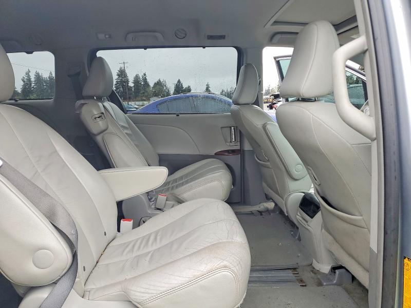 2012 Toyota Sienna xle 8-passenger
