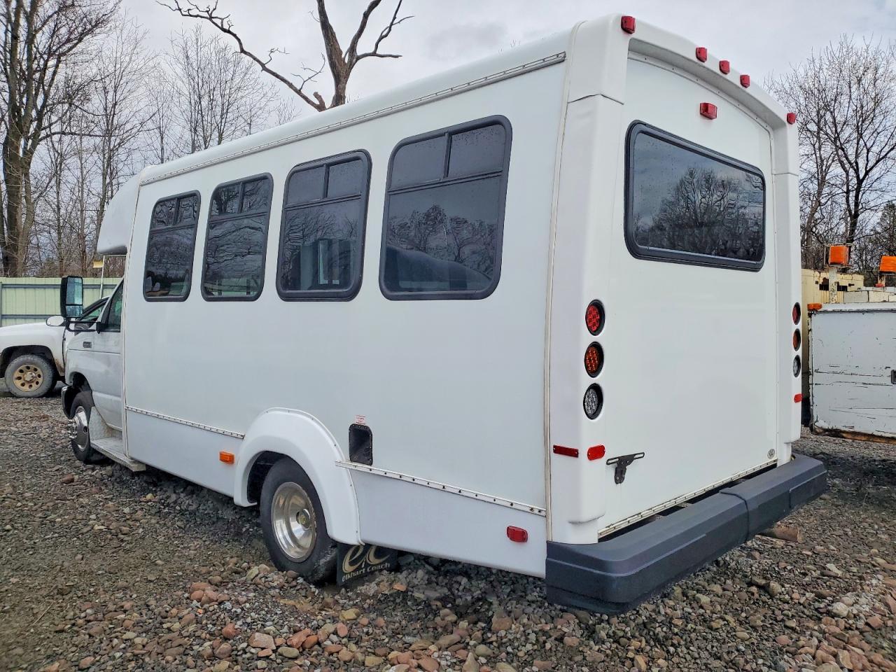 2017 Ford Econoline E350 Super Duty Cutaway Van