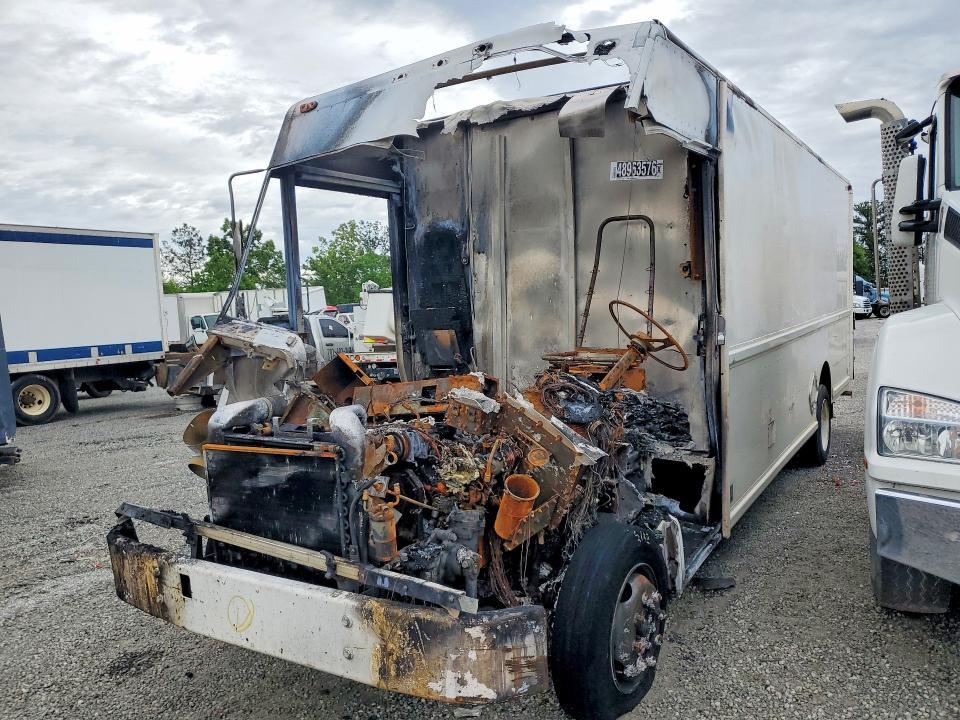 2000 Freigliner 2000 Freightliner MT45G Delivery Truck