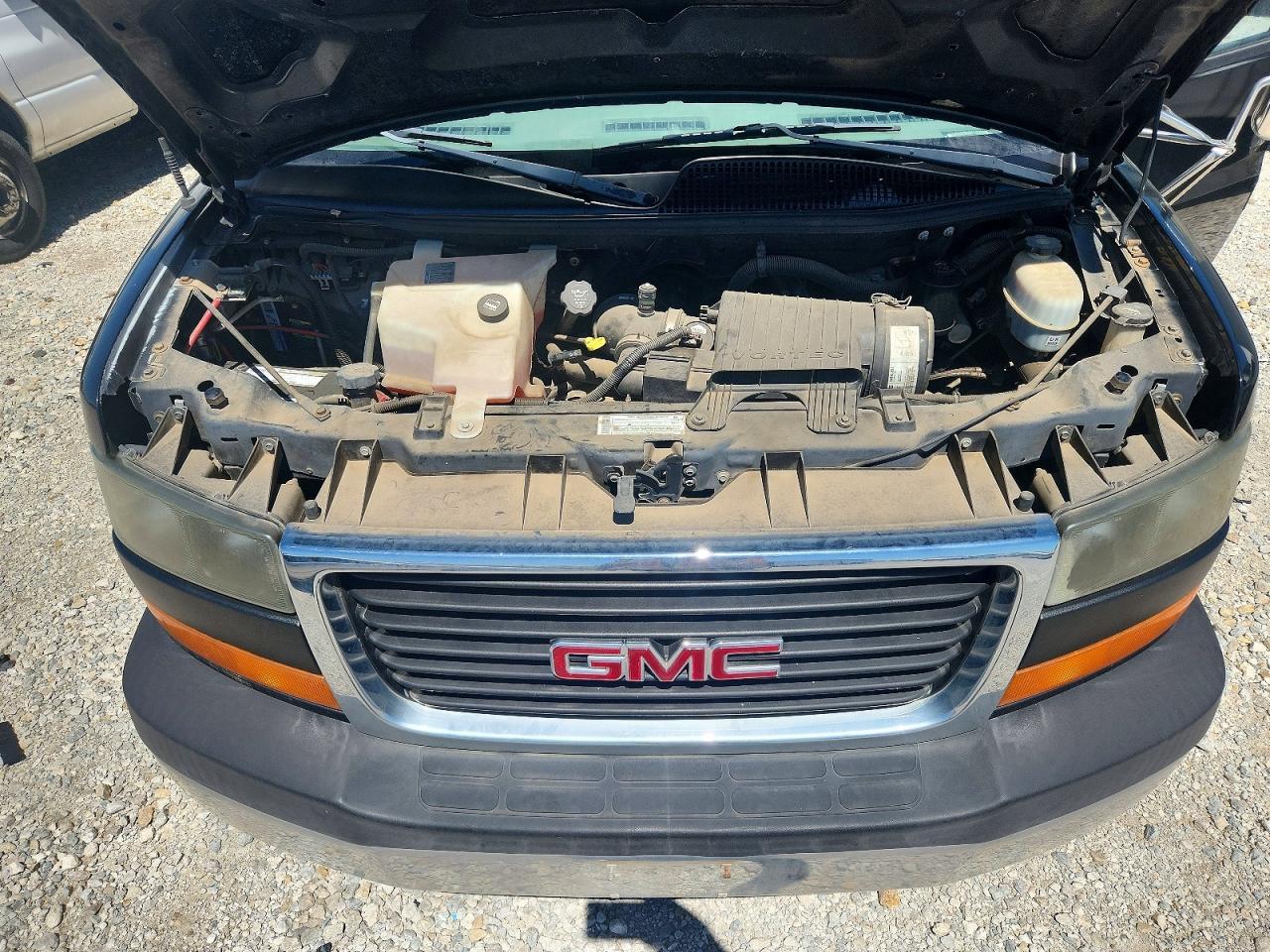 2004 GMC Savana BOX Truck