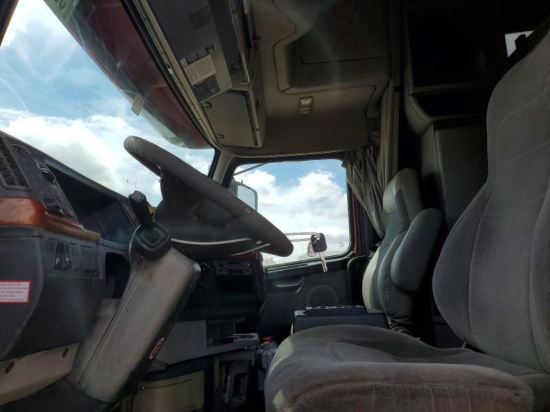 2004 Volv O VNL Semi Truck