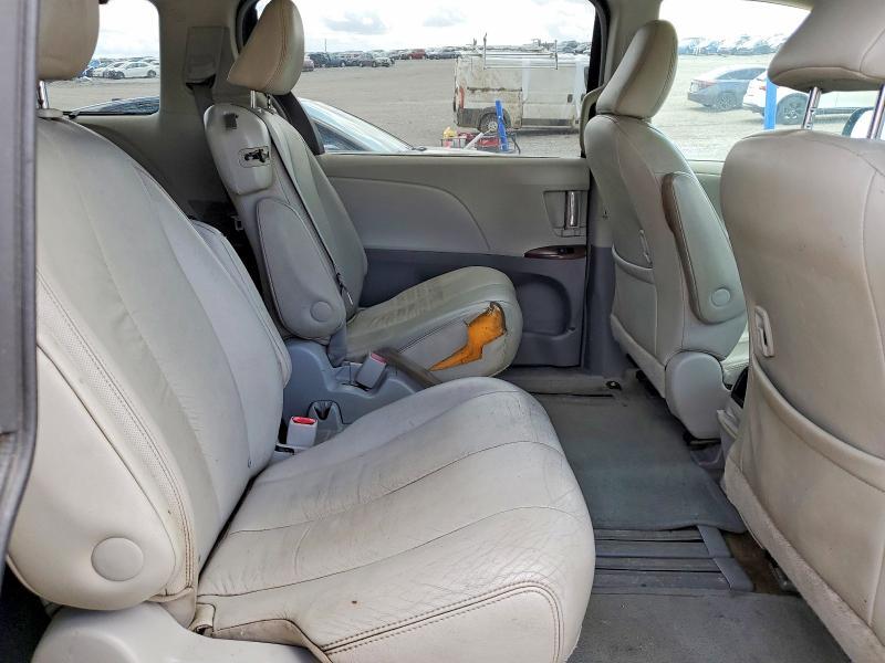 2012 Toyota Sienna xle 8-passenger