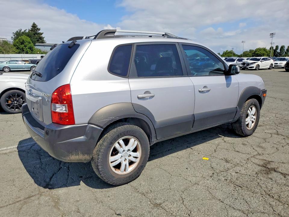 2006 Hyundai Tucson gls (middle)