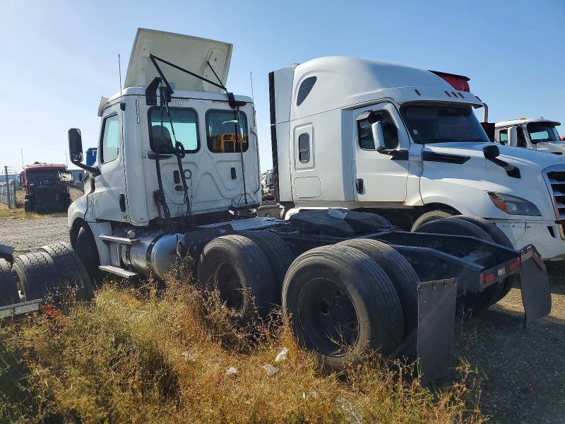 2019 Freightliner Cascadia 1-semi Truck