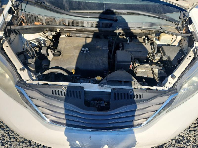 2011 Toyota Sienna xle 8-passenger