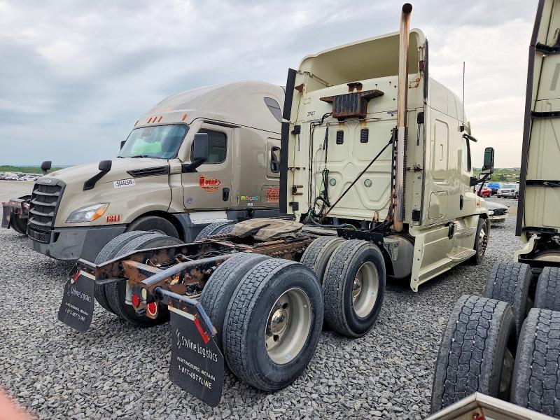2013 Freightliner Cascadia Semi Truck