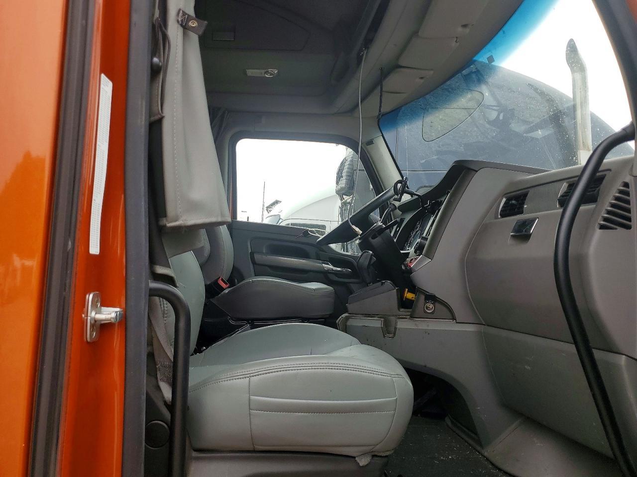 2017 Kenworth T680 Semi Truck