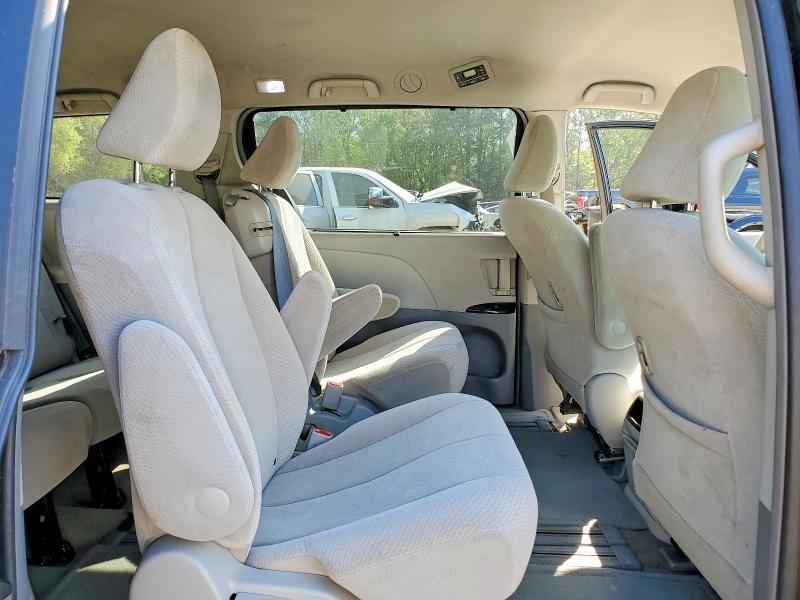 2013 Toyota Sienna le 8-passenger