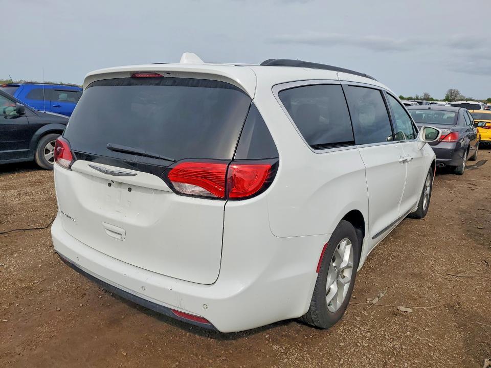 2017 Chrysler Pacifica Touring l