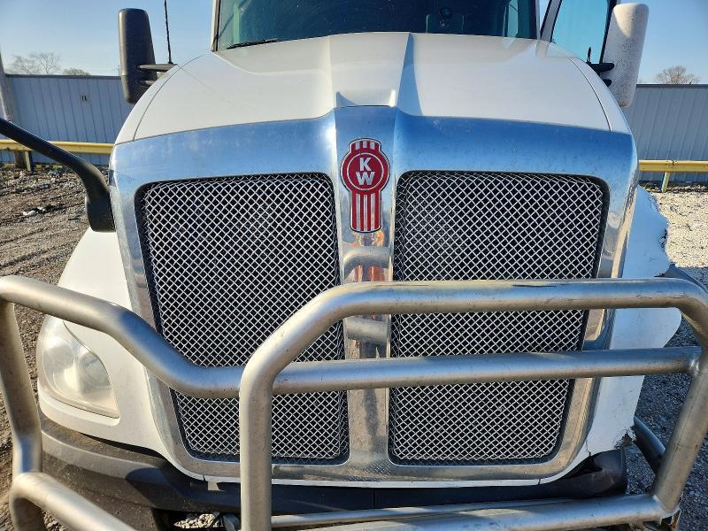 2017 Kenworth T680 Semi Truck