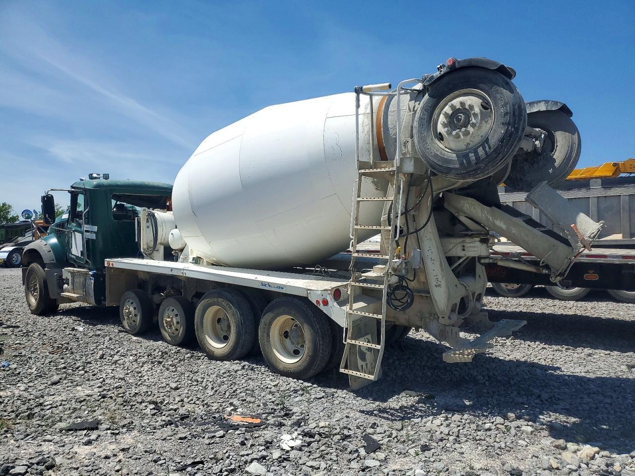 2016 Mack 700 GU700