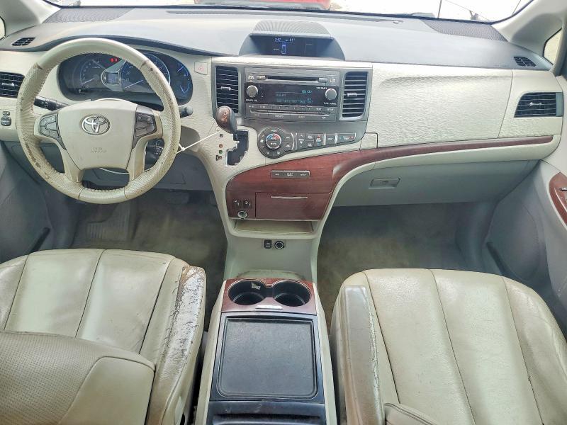 2013 Toyota Sienna xle 8-passenger