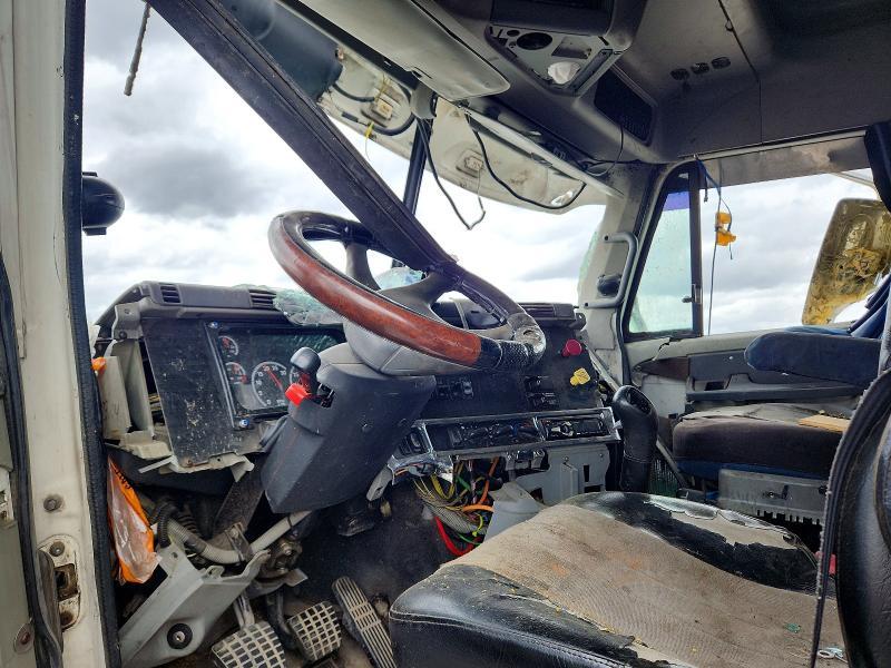 2005 Freightliner Columbia 120 Semi Truck