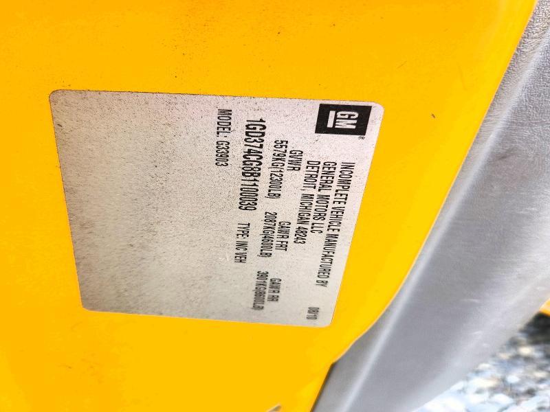 2011 GMC Savana box Truck