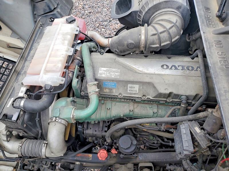 2016 Volv O VNL Semi Truck