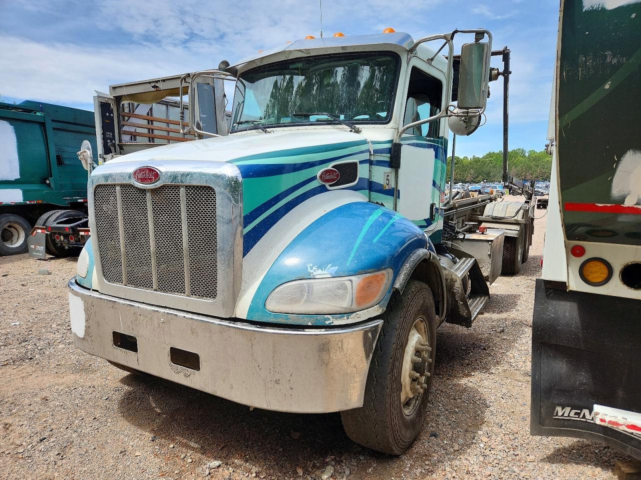 2022 Peterbilt 348 ROLL-OFF Container Truck