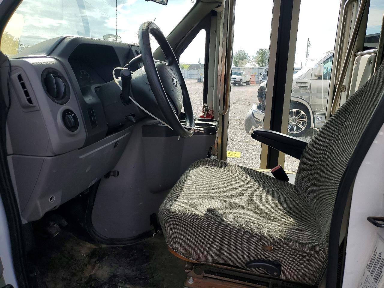 2016 Ford Econoline E350 Super Duty Cutaway Van