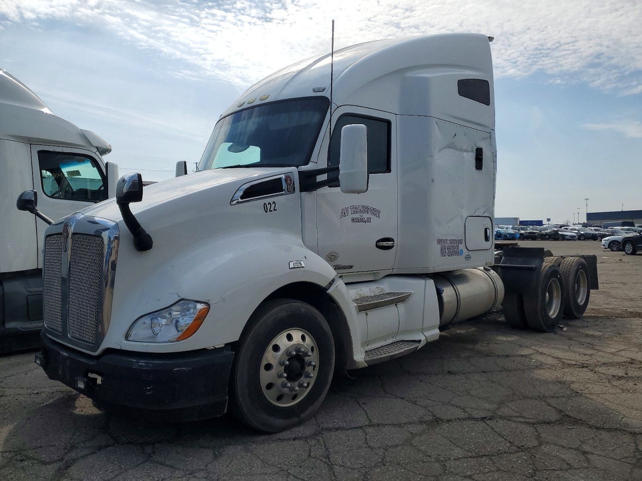 2014 Kenworth T680 Semi Truck