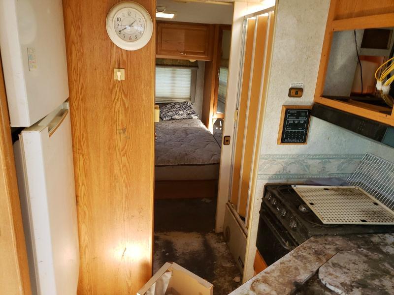 2001 Winnebago Minnie 2529RG