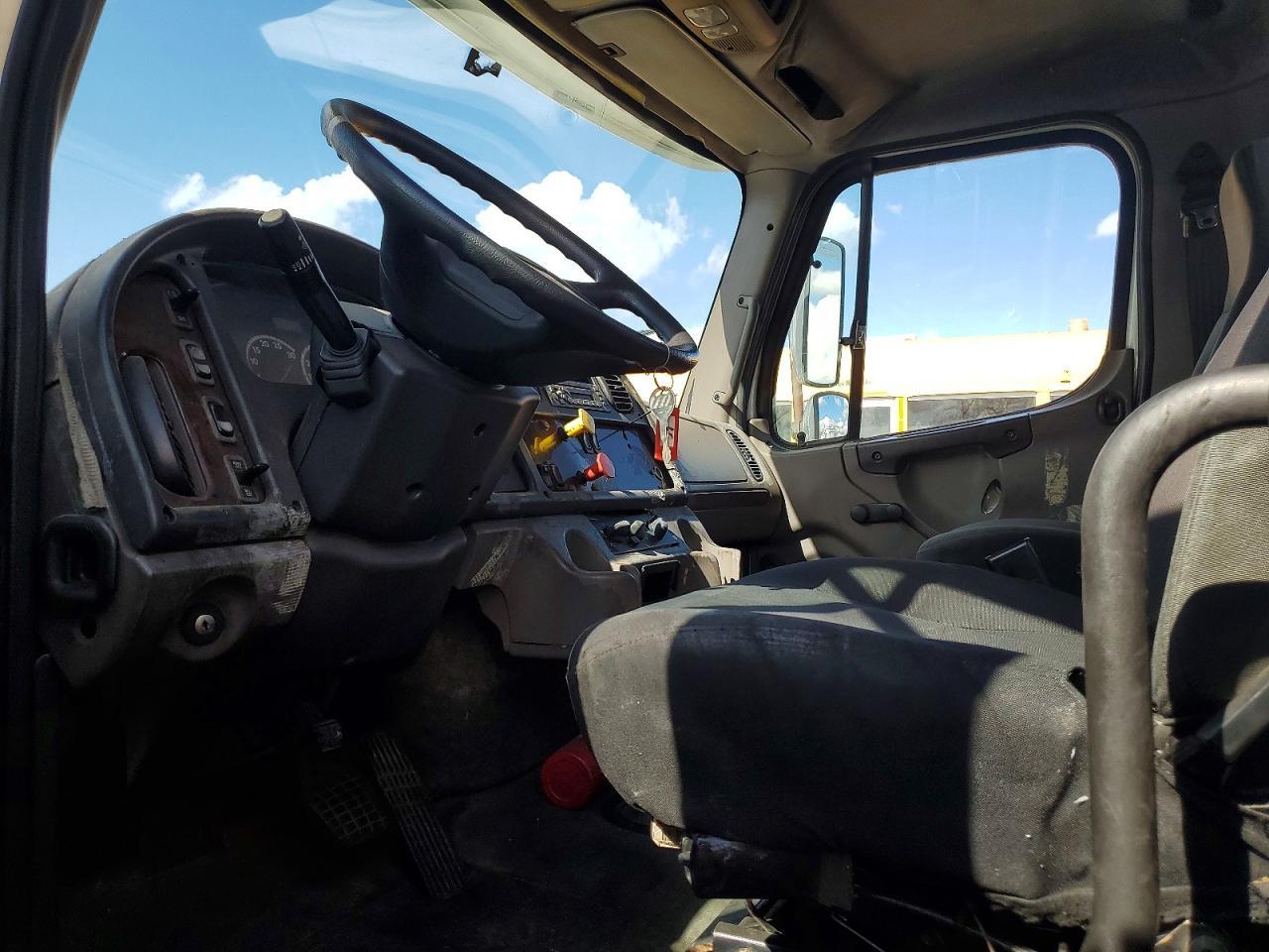 2009 Freigliner 2009 Freightliner Business Class M2 Semi Truck