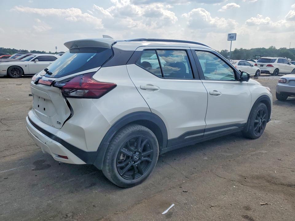 2022 Nissan Kicks sr