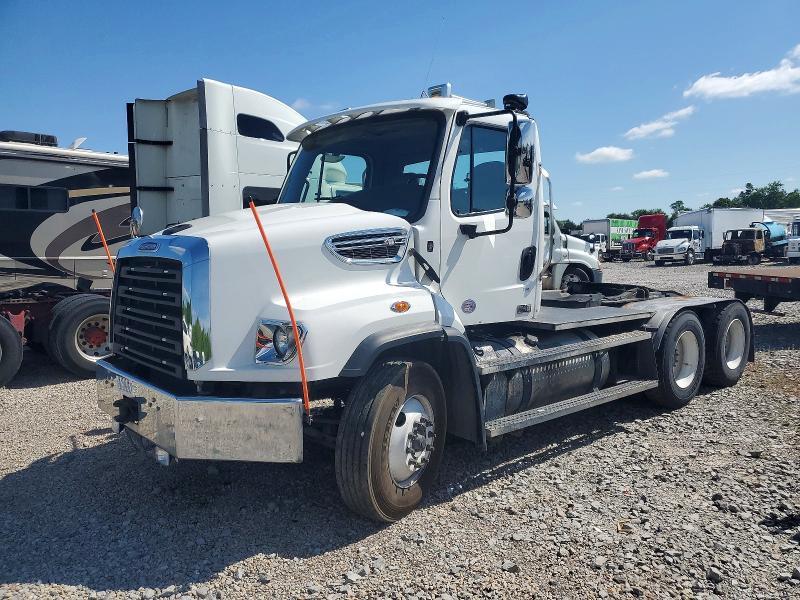 2022 Freigliner 2022 Freightliner 114SD Semi Truck