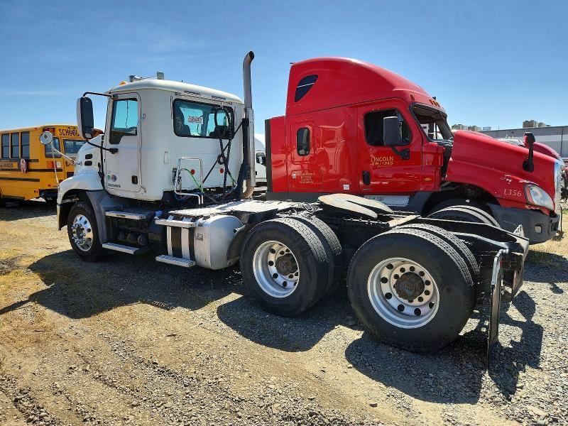 2016 Mack CXU613 Semi Truck
