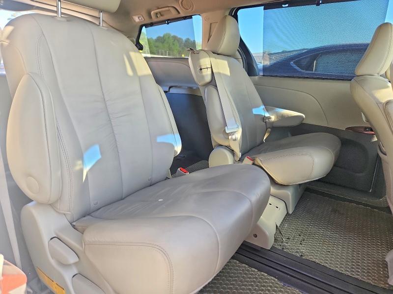 2011 Toyota Sienna xle 8-passenger