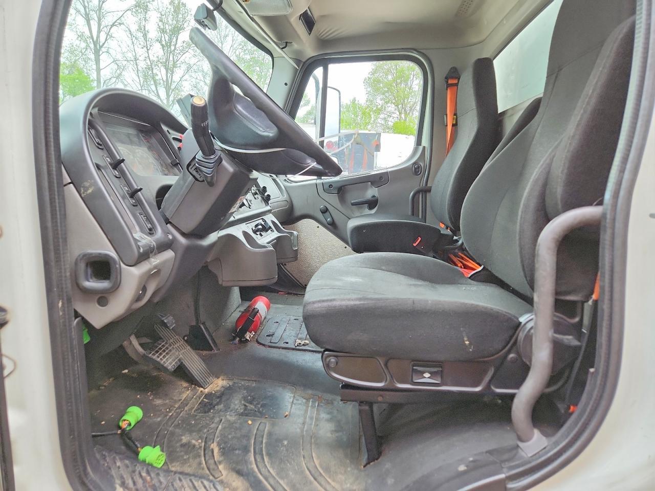 2019 Freightliner Business Class M2 BOX Truck