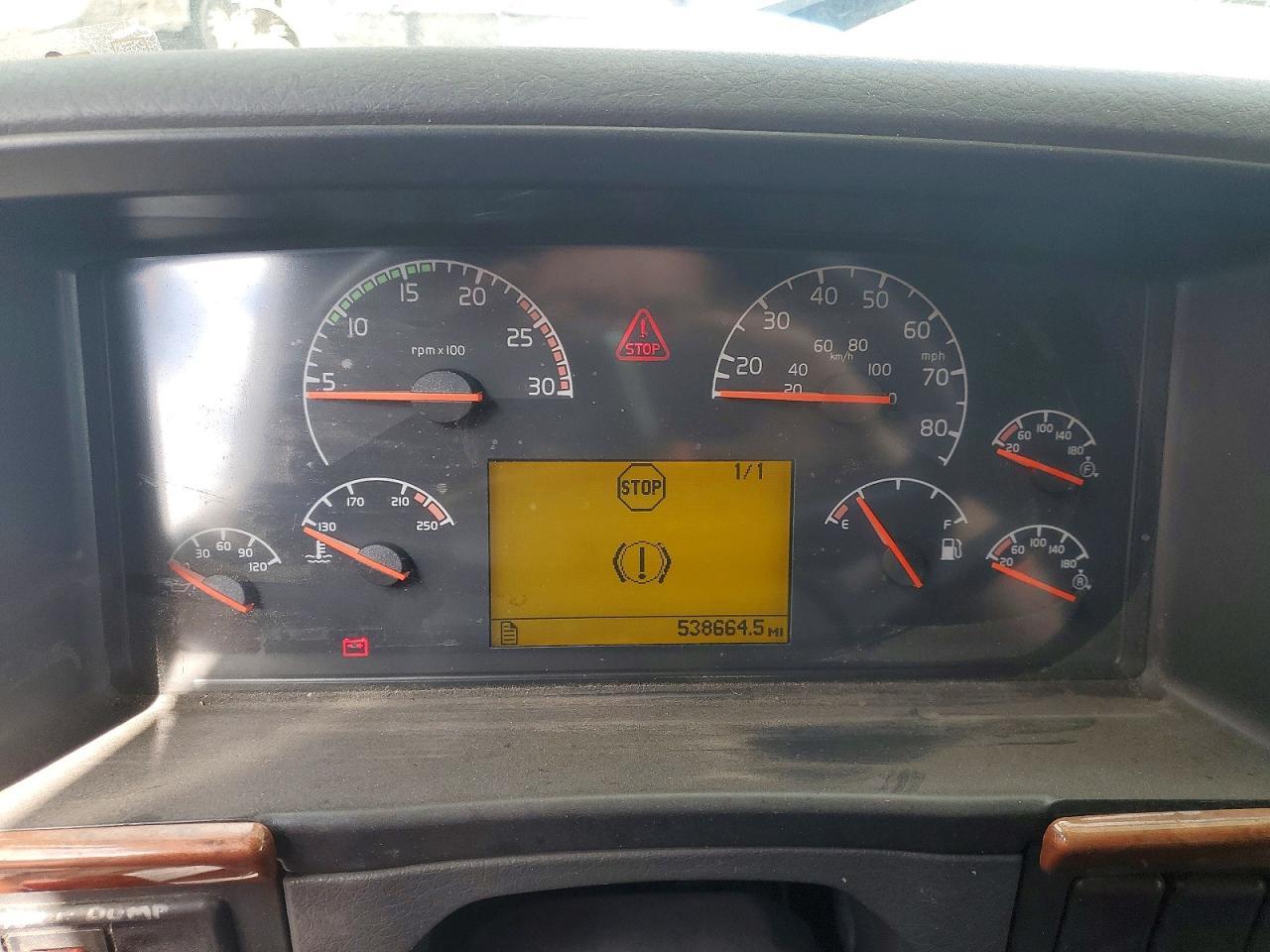 2004 Volv O VNL Semi Truck