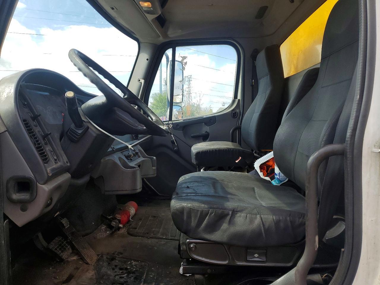 2014 Freigliner 2014 Freightliner Business Class M2 BOX Truck