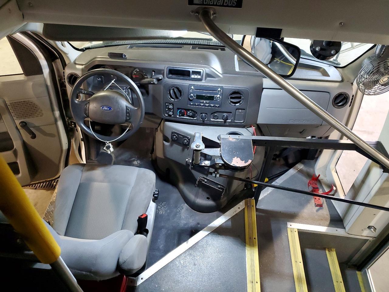 2017 Ford Econoline E450 Super Duty Cutaway Van