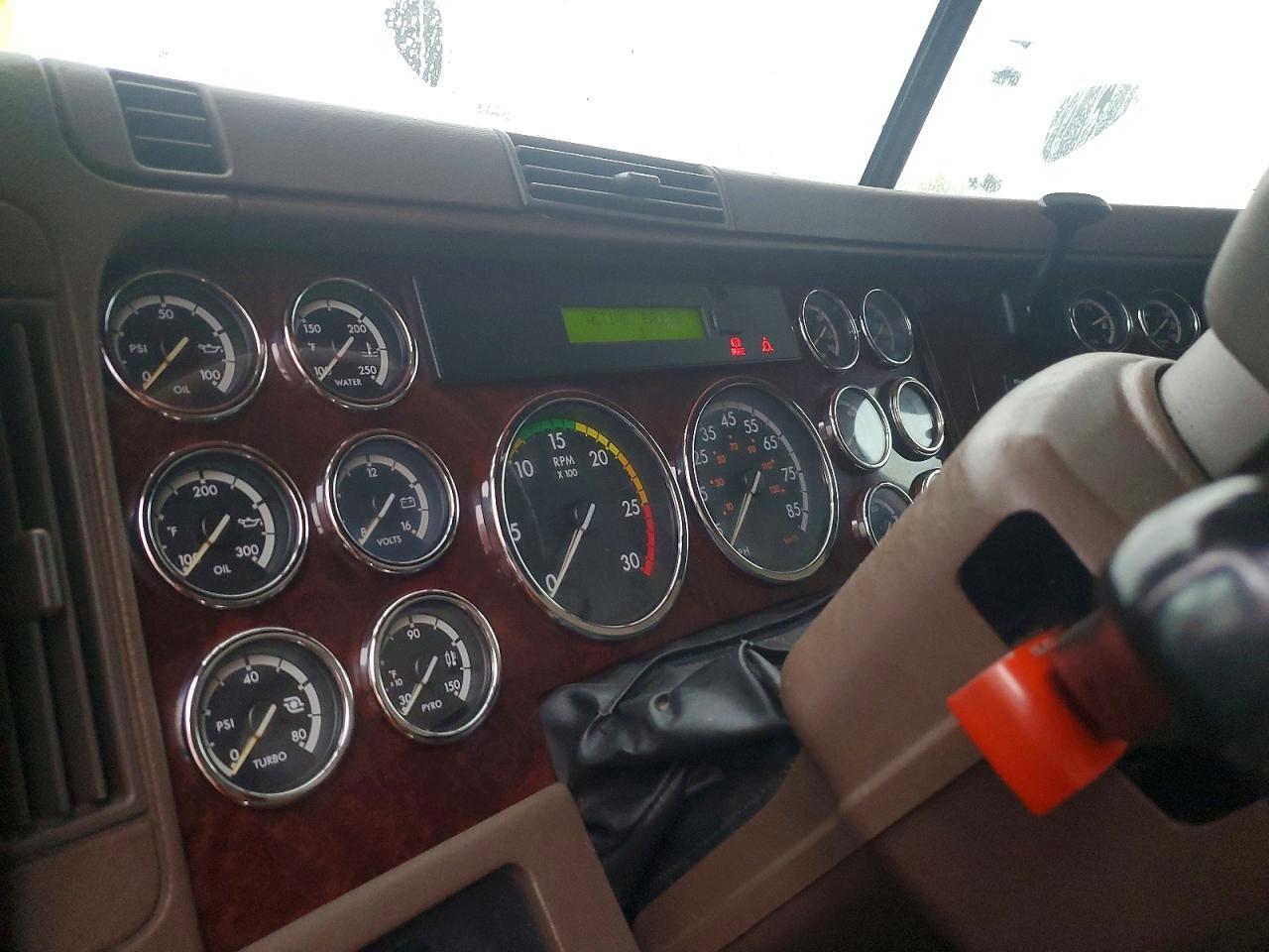 2018 Freightliner Convention-Semi Truck