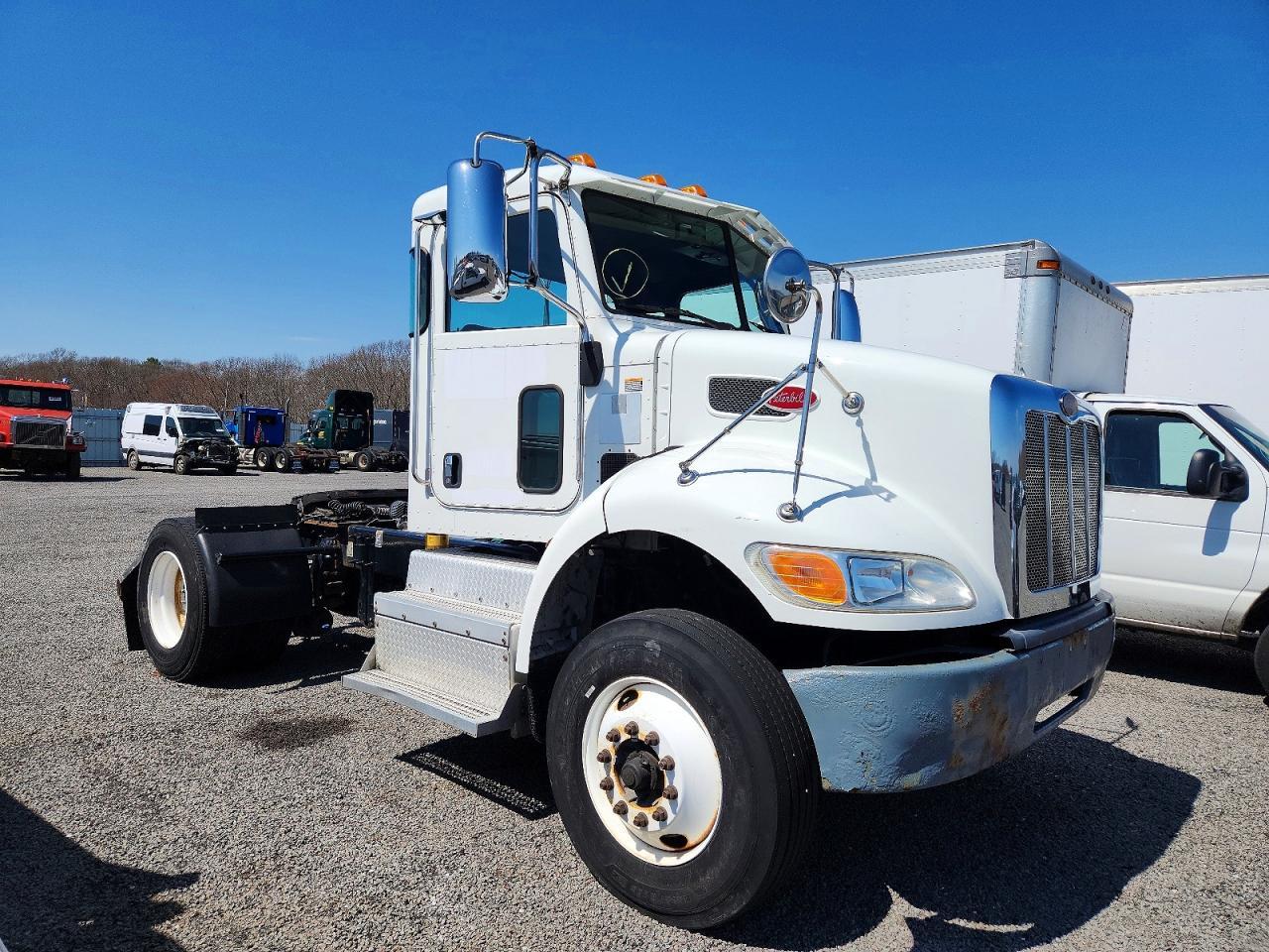 2017 Peterbilt 348 Semi Truck