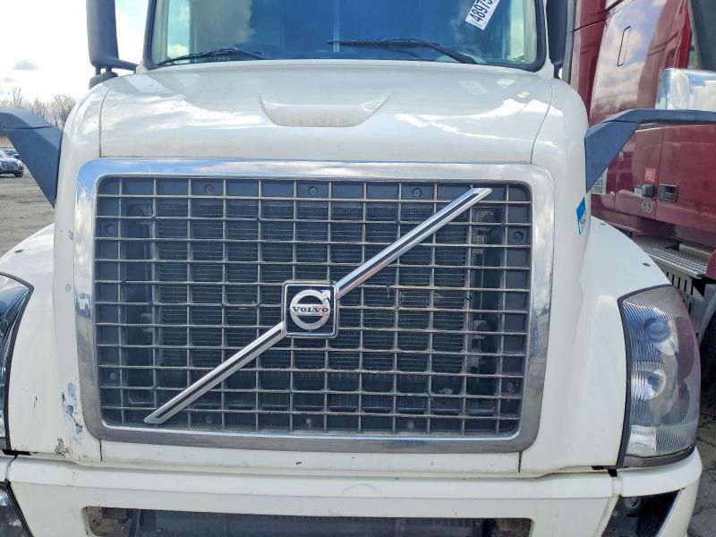 2004 Volv O VNL Semi Truck