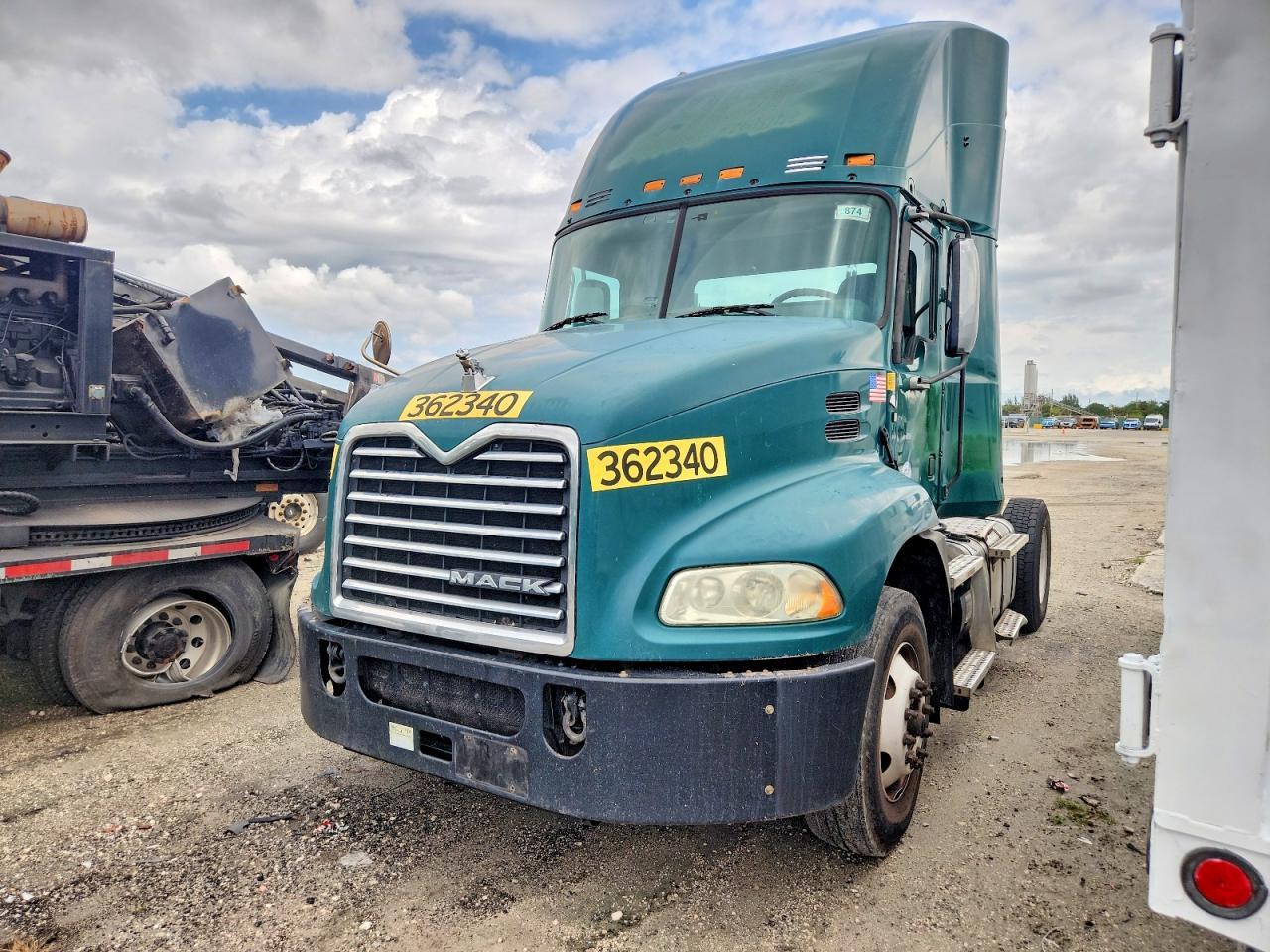 2017 Mack CXU612 Semi Truck