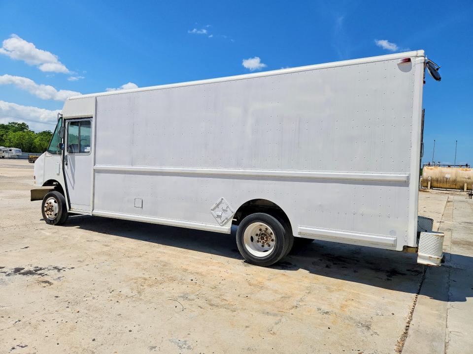 2000 Freightliner MT45G Delivery Truck