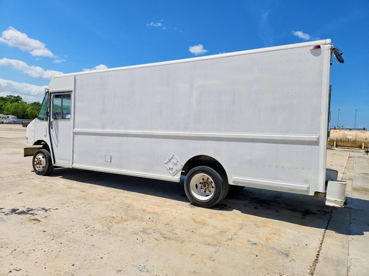 2000 Freightliner MT45G Delivery Truck