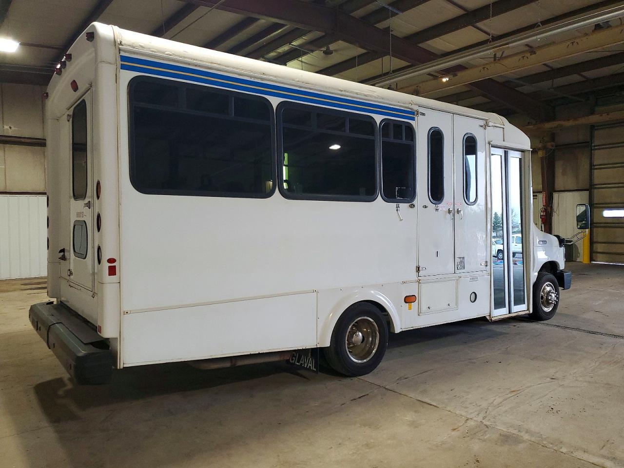 2017 Ford Econoline E450 Super Duty Cutaway Van