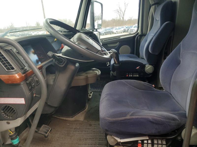 2004 Volv O VNL Semi Truck