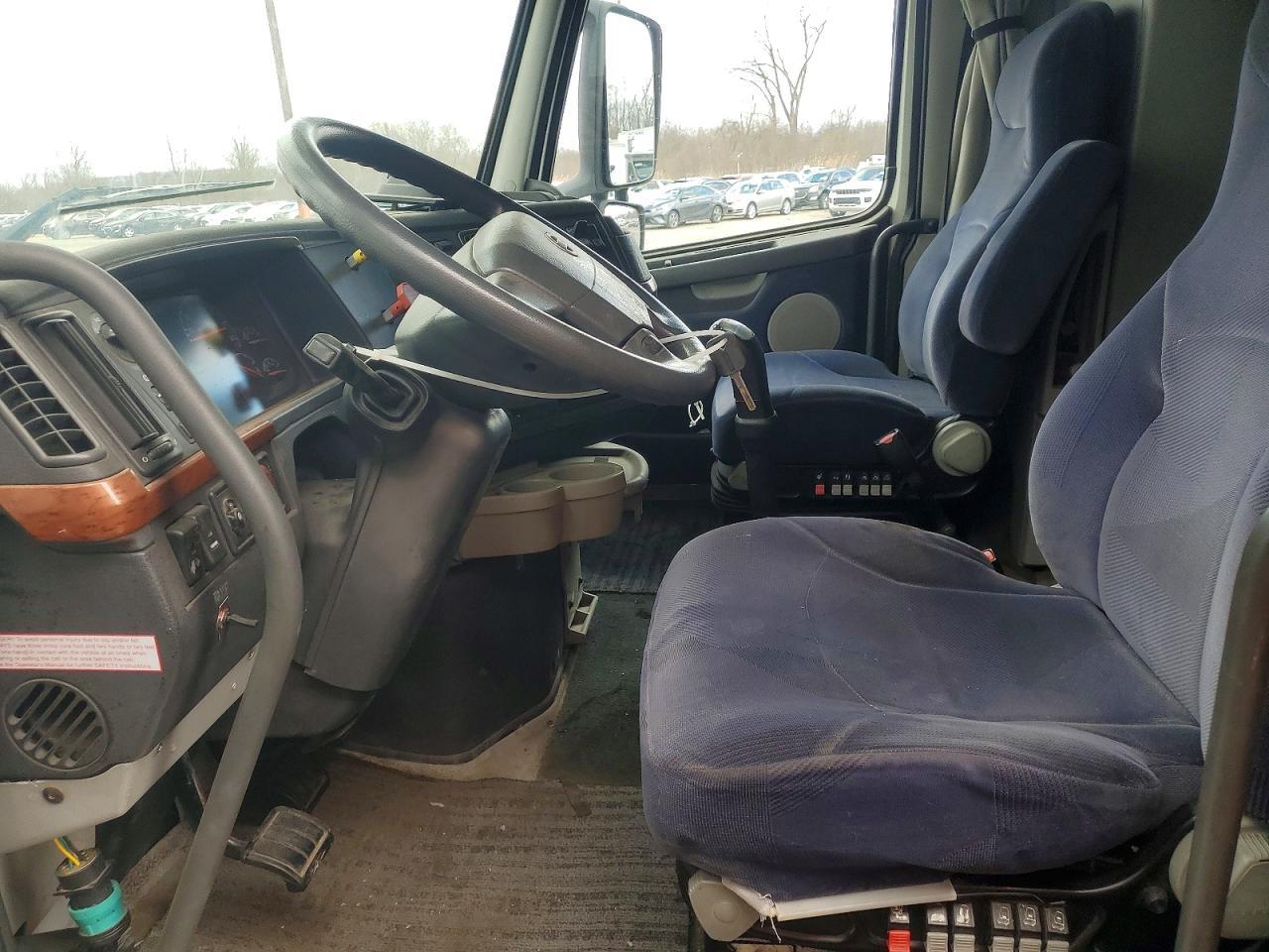 2004 Volv O VNL Semi Truck