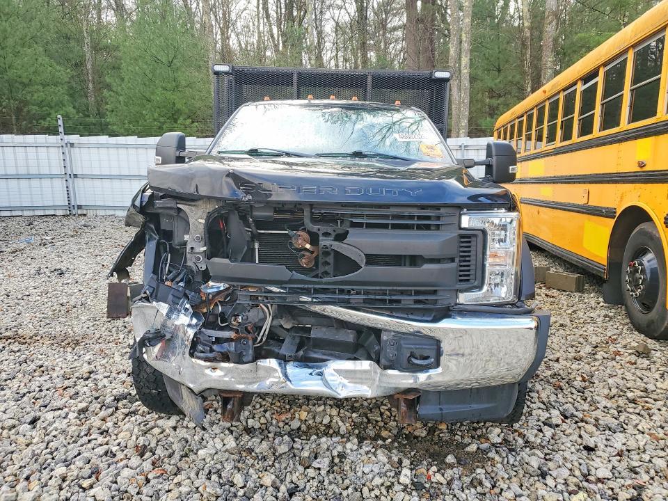 2018 Ford F550 Super Duty Crew Cab Flatbed Truck
