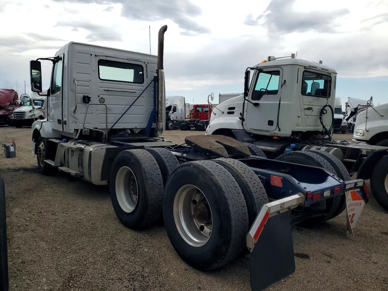 2012 Volvo VNL Semi Truck