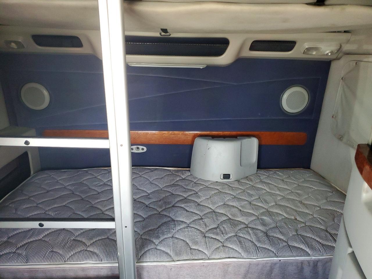 2004 Volv O VNL Semi Truck