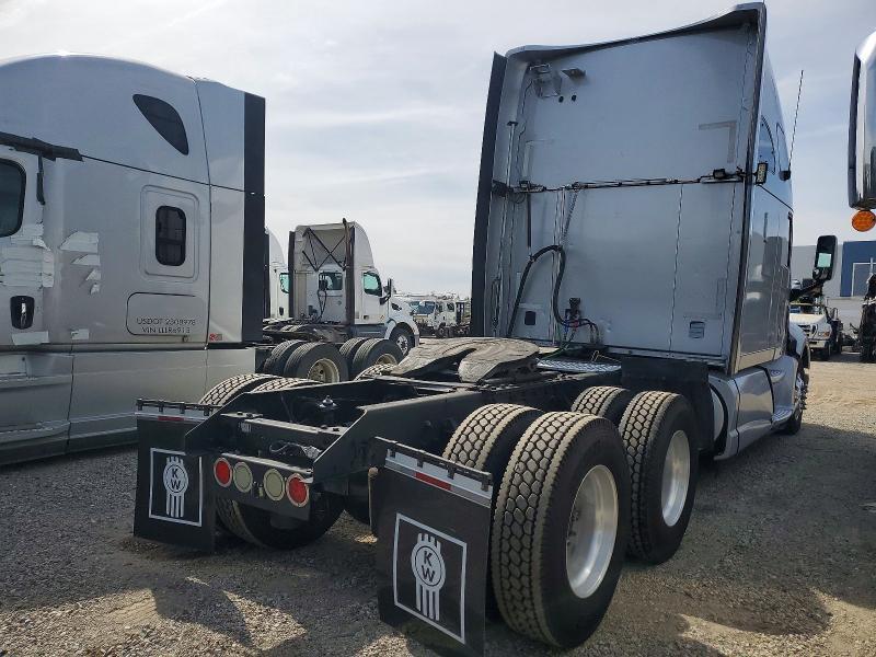 2012 Kenworth T700 Semi Truck