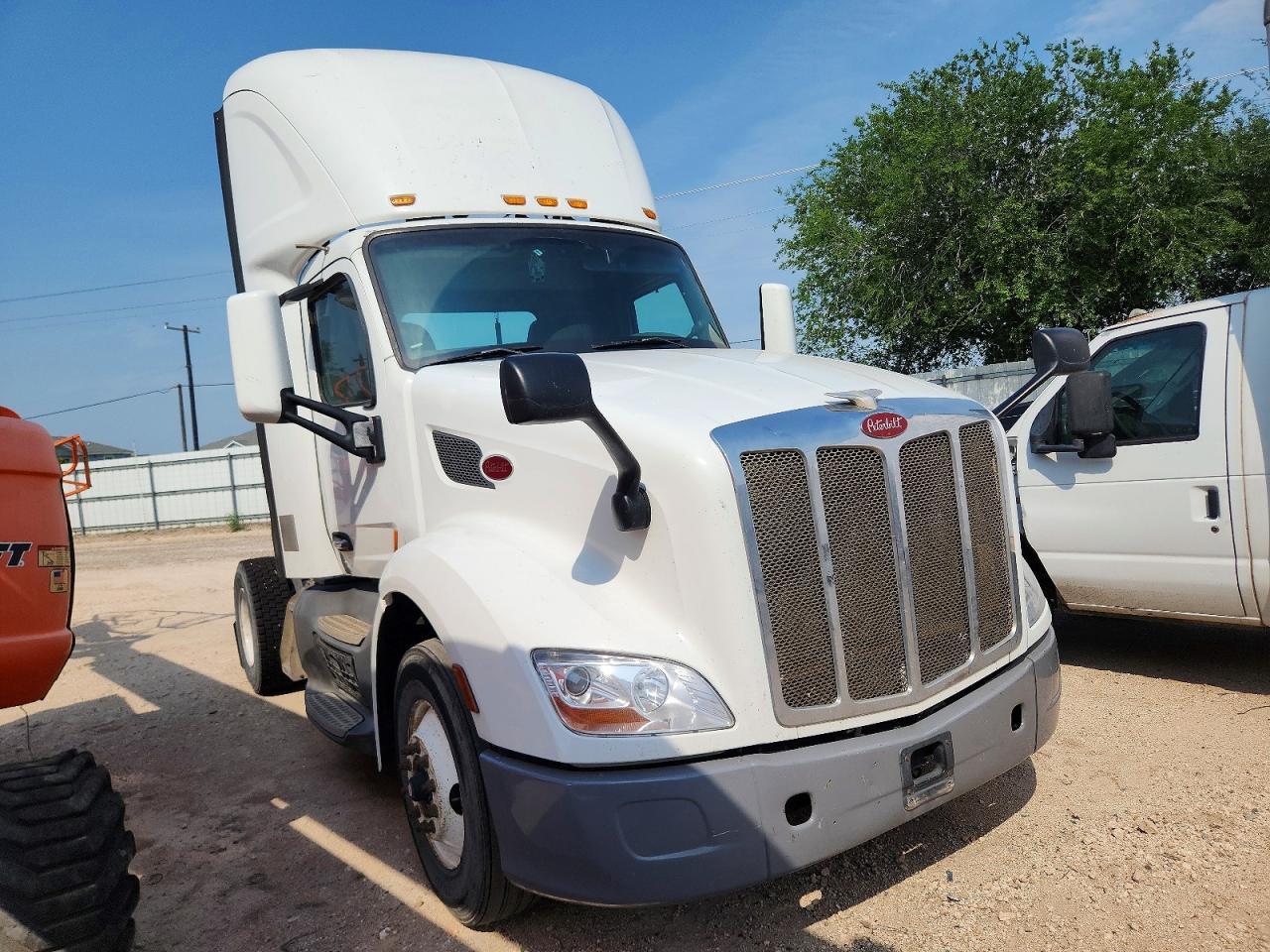 2017 Peterbilt 579 Semi Truck