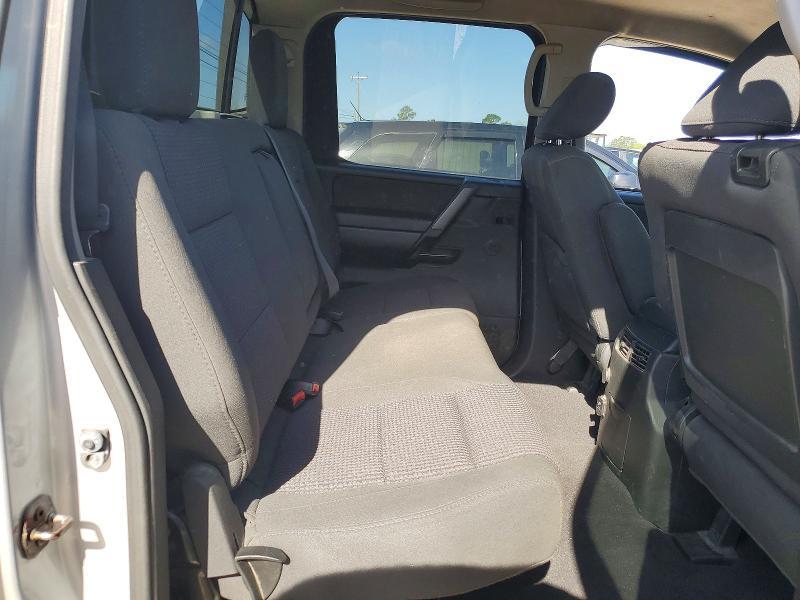 2014 Nissan Titan SV